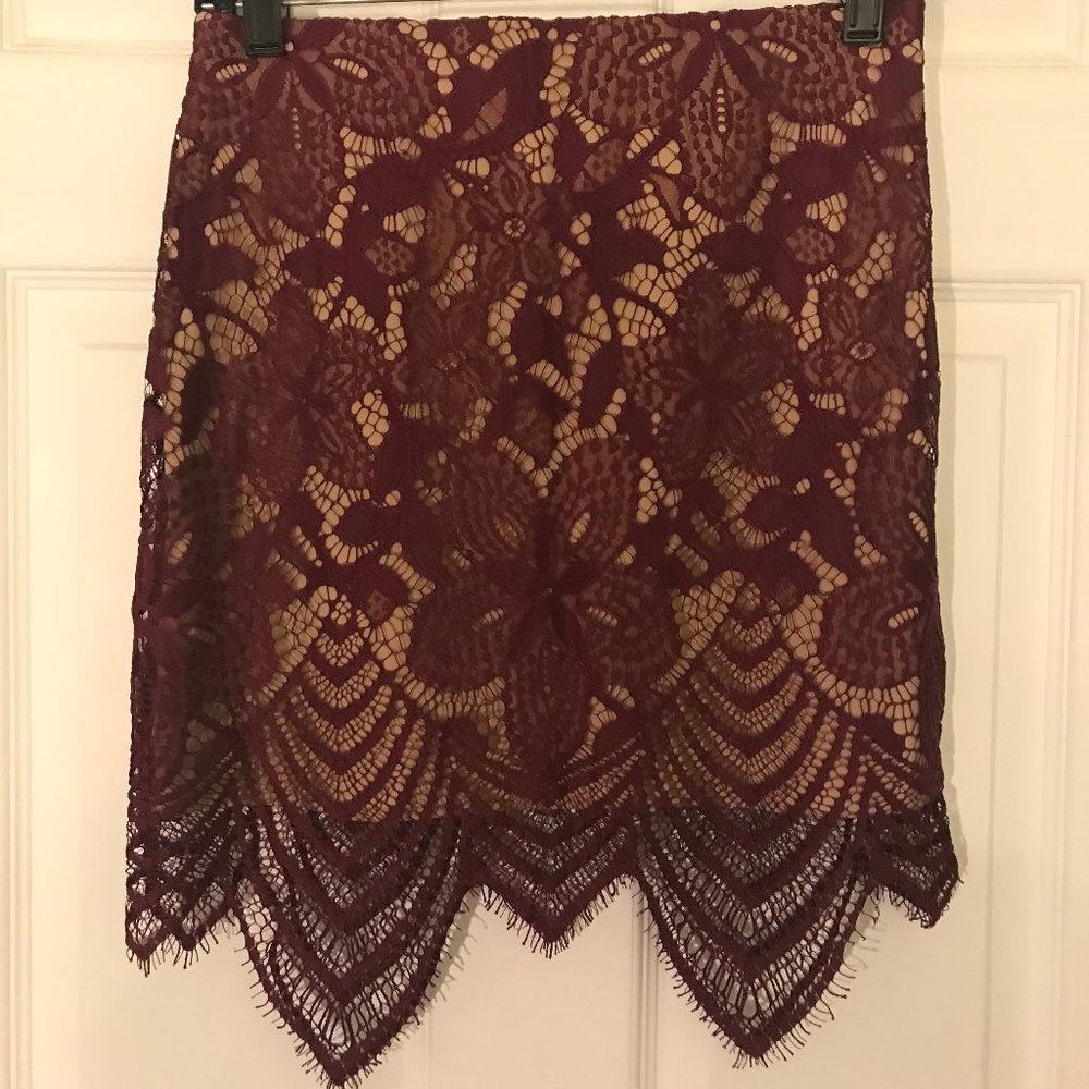 Express Lace Mini Skirt / Maroon